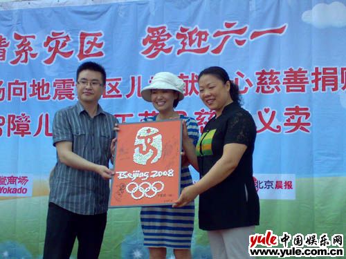 <em>歌坛才女</em>周艳泓为爱烈日暴晒为哪般?_演艺