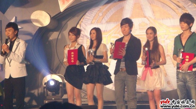 <em>糖糖</em>乐团<em>姐妹</em>性感演出爆秀身材雷倒观众炸开锅